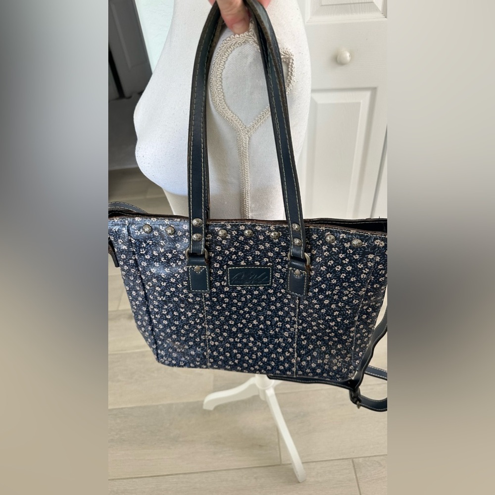 Patricia Nash Denim & Daisies Bag - Picture 2 of 16
